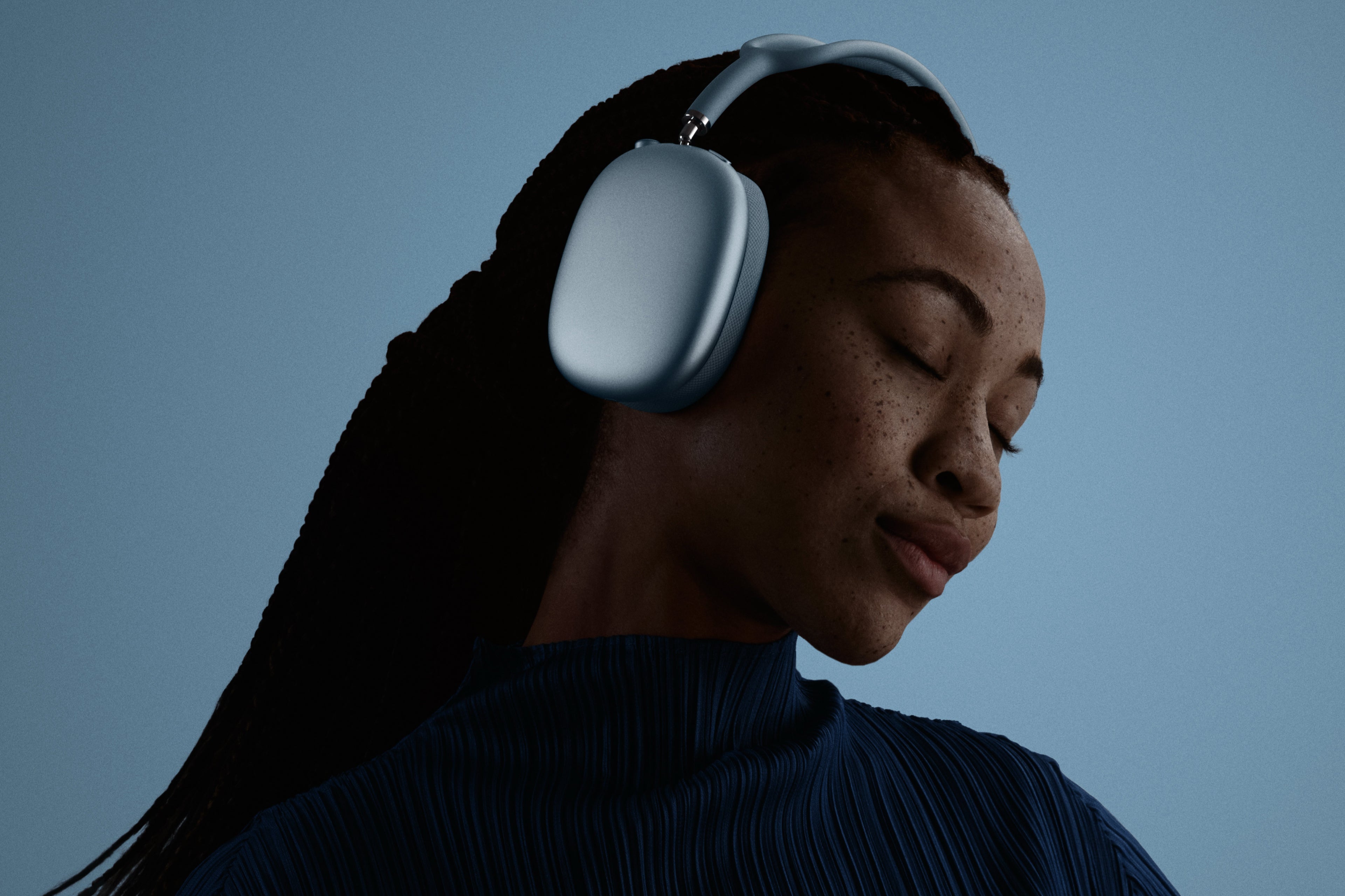 Apple introduces AirPods Max 2 - BIONIC